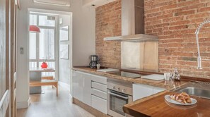 冰箱、微波炉、烤箱、电热水壶