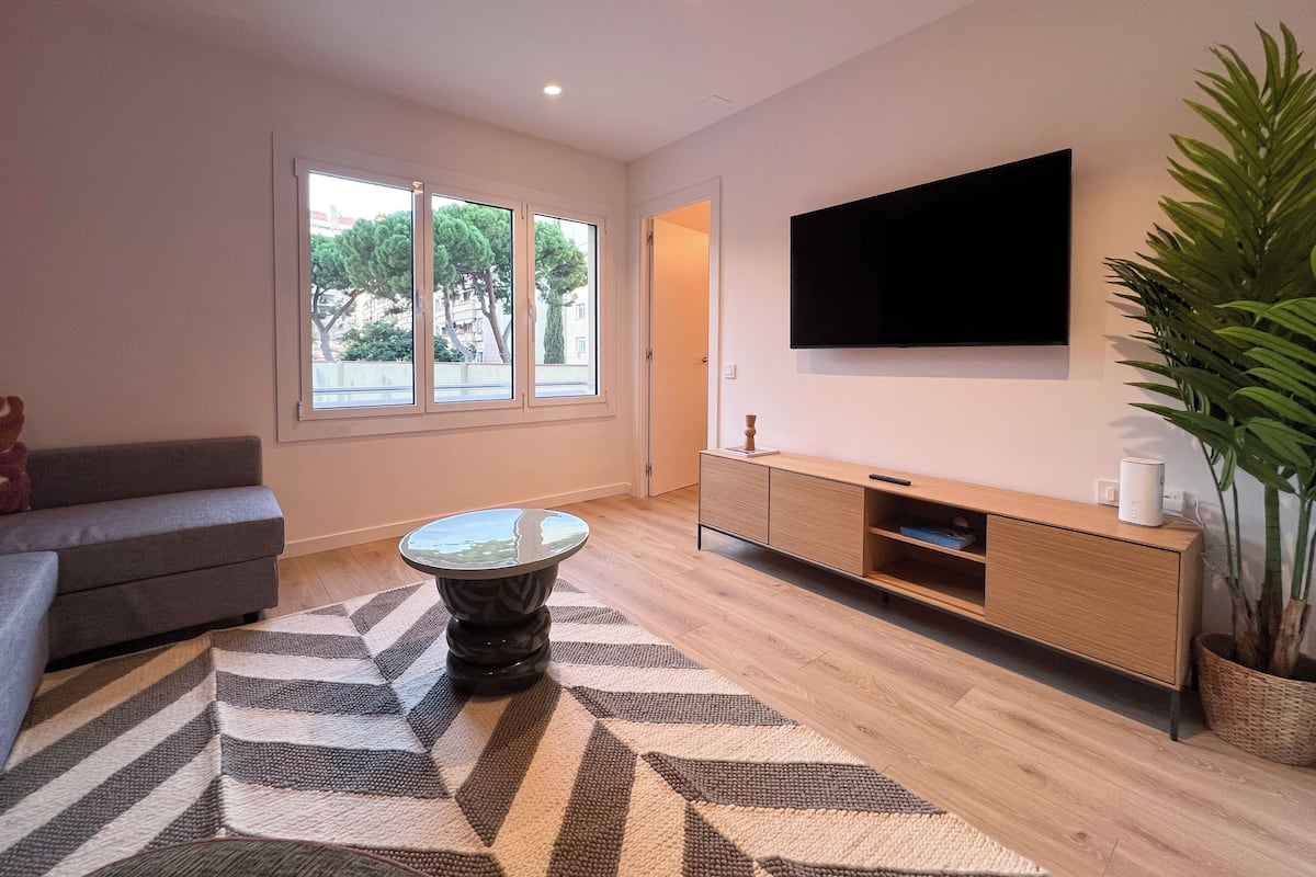 Apartment (4 Bedrooms) | Living area