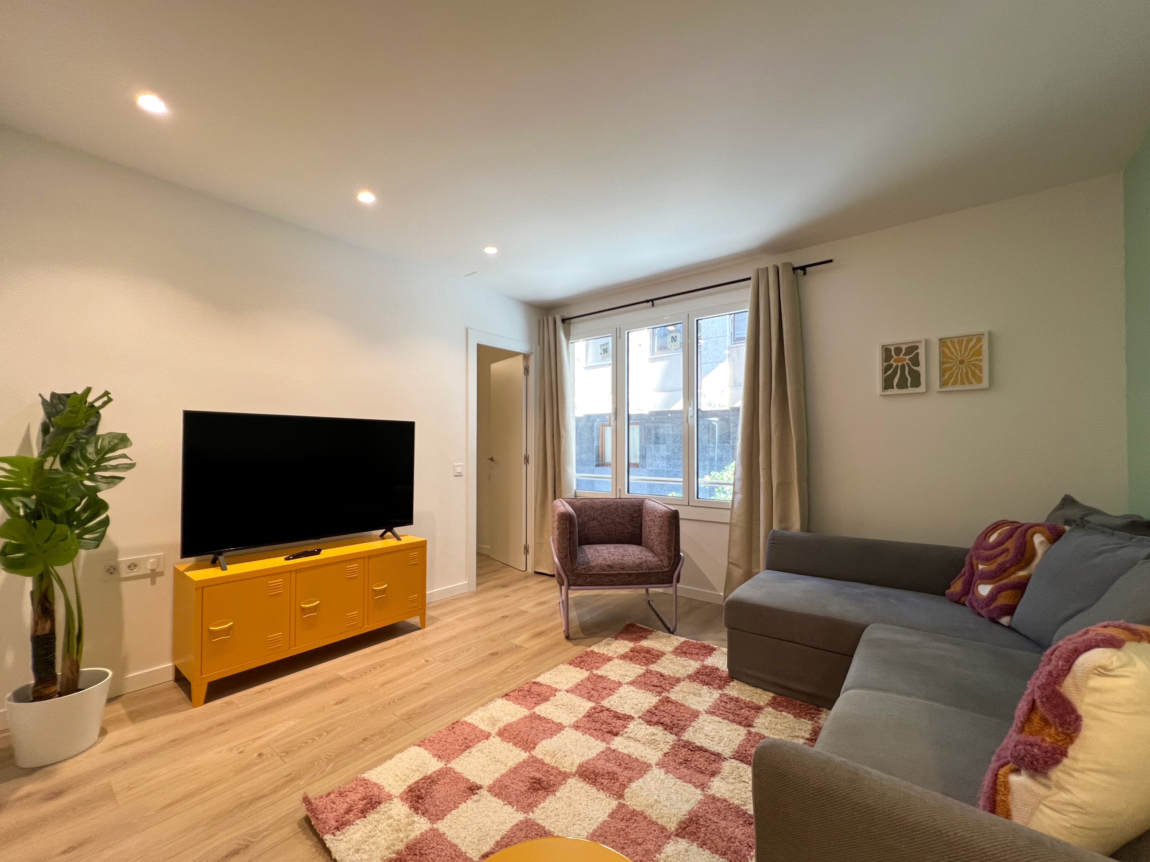 Apartment (4 Bedrooms) | Living area