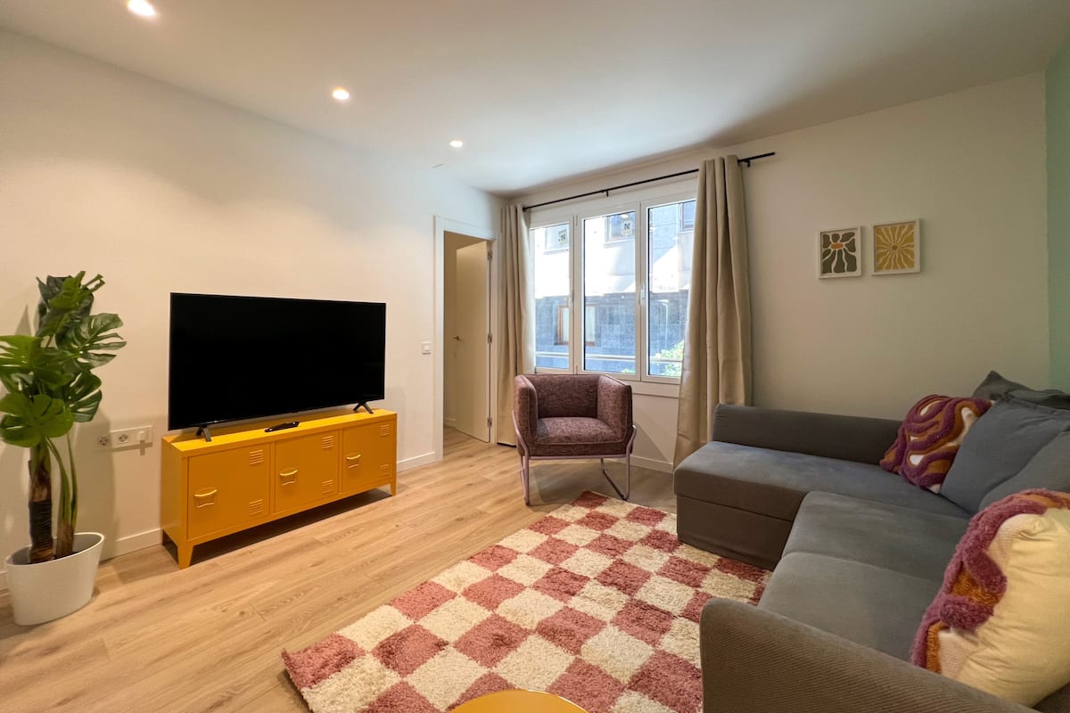 Apartment (4 Bedrooms) | Living area