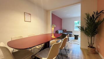 Apartment (4 Bedrooms) | Living area