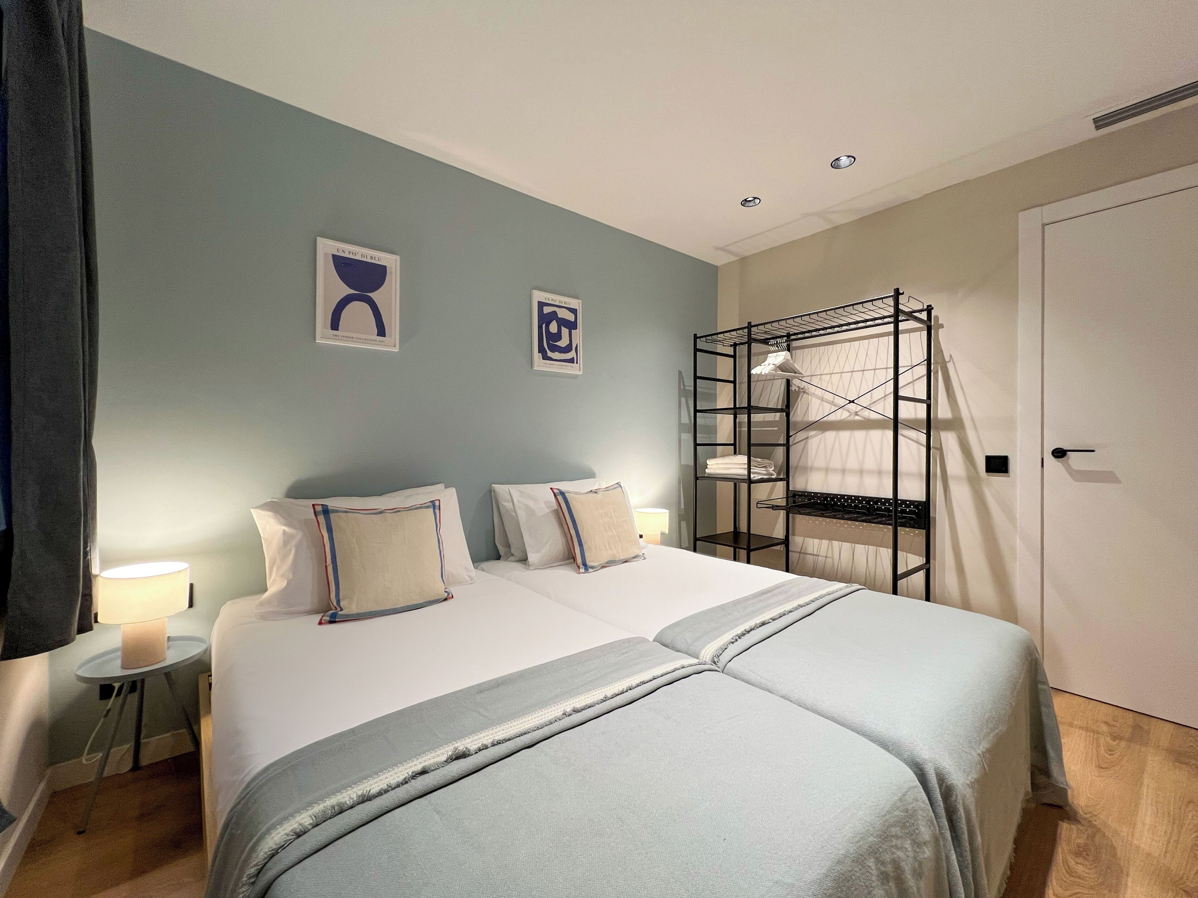 4 habitaciones, tabla de planchar con plancha y cunas gratuitas 