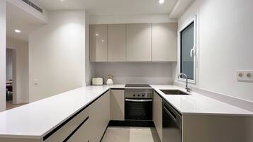 Lejlighed (4 Bedrooms) | Privat køkken | Mikrobølgeovn, ovn, opvaskemaskine, elkedel