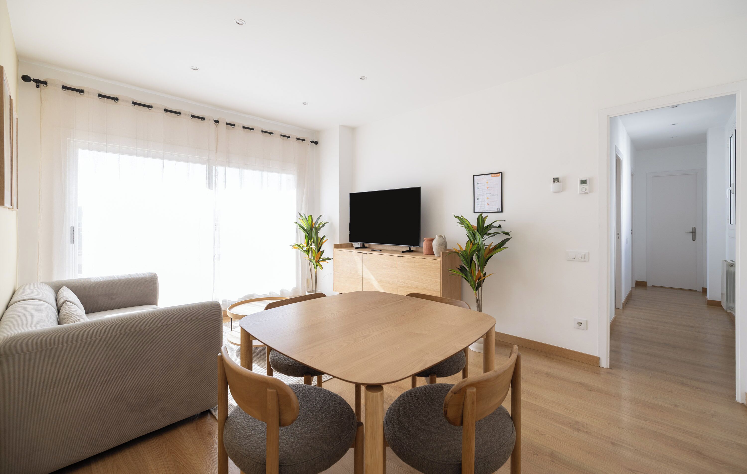 Apartment (3 Bedrooms) | Living area