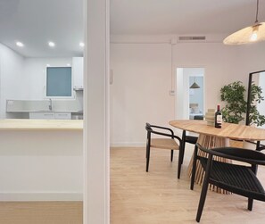 Apartamento (4 Bedrooms) | Cocina privada | Microondas, horno y hervidor eléctrico