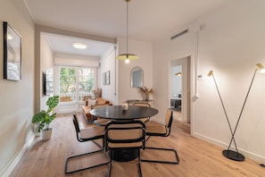 Apartamento (4 Bedrooms) | Zona de estar | Una televisión