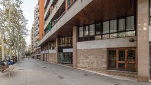 Um edifício moderno com fachada de tijolos, janelas grandes e teto de madeira.
