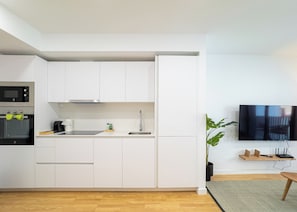 Huoneisto (1 Bedroom) | Yksityinen keittiö | Mikroaaltouuni, uuni, vedenkeitin, siivousvälineet