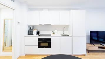 Estudi Comfort (1 Bedroom) | Cuina privada | Microones, forn, bullidora elèctrica i productes de neteja