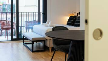 Estudi Comfort (1 Bedroom) | 1 dormitori, roba de llit d'alta qualitat i cobrellits