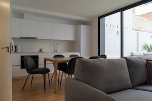 Huoneisto (1 Bedroom) | Yksityinen keittiö | Mikroaaltouuni, uuni, vedenkeitin, siivousvälineet