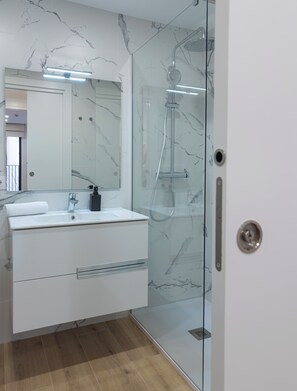 Comfort-studiolejlighed (1 Bedroom) | Badeværelse | Bruser, brusehoved med spredningseffekt, hårtørrer, håndklæder