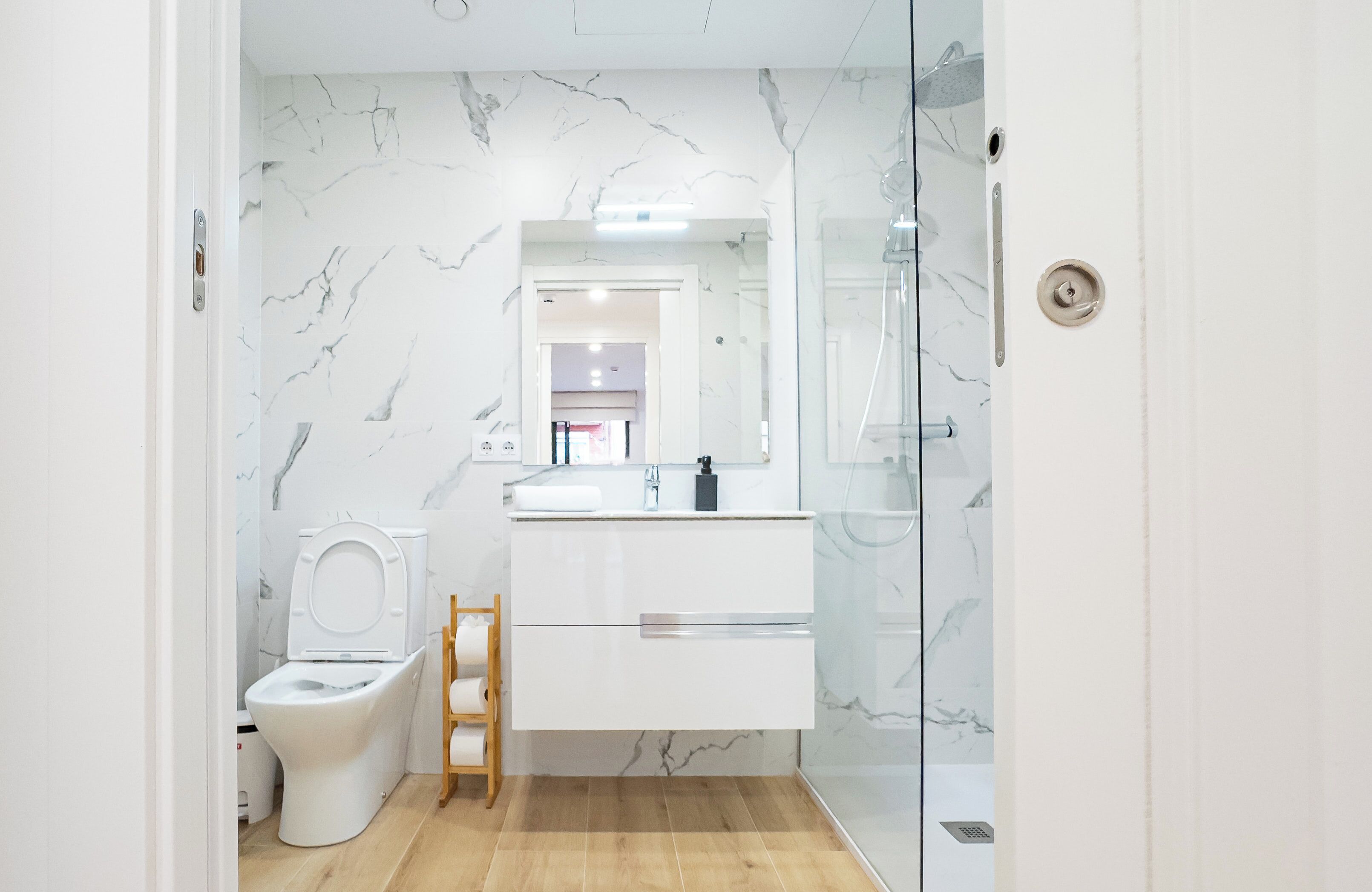 Estudio Confort (1 Bedroom) | Baño | Ducha, cabezal de ducha tipo lluvia, secador de pelo y toallas