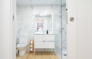 Estudio Confort (1 Bedroom) | Baño | Ducha, cabezal de ducha tipo lluvia, secador de pelo y toallas