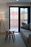 Apartment (1 Bedroom) | Ruang tamu | 55 inci televisyen dengan kabel 