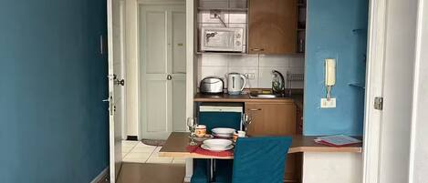 1 غرفة نوم ومكواة/لوح كي وواي فاي وملاءات أسرّة