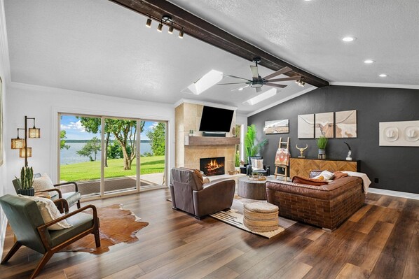 TV connectée, cheminée, jeux vidéo