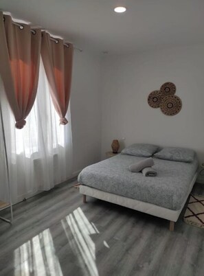 2 habitaciones, tabla de planchar con plancha y cuna de viaje
