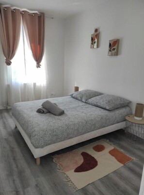 2 habitaciones, tabla de planchar con plancha y cuna de viaje 