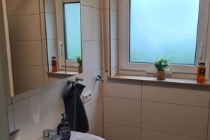 Dusche, Haartrockner, Handtücher, Seife