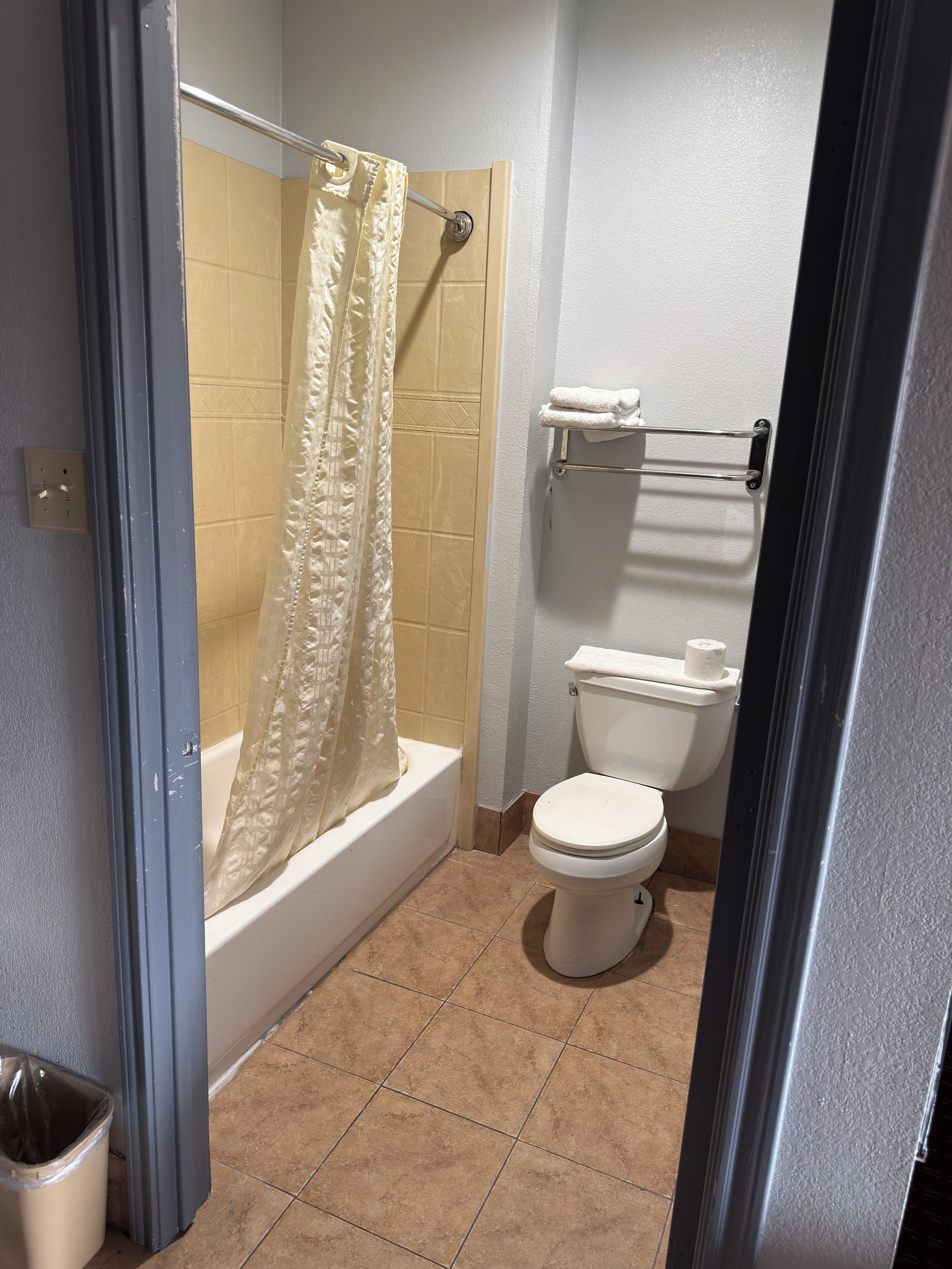 Standaard tweepersoonskamer, 2 queensize bedden, niet-roken | Badkamer | Een bad, gratis toiletartikelen, handdoeken, zeep