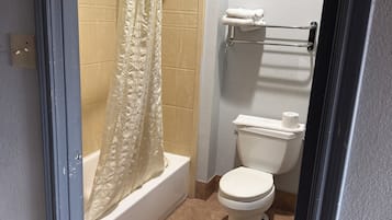 Standaard tweepersoonskamer, 2 queensize bedden, niet-roken | Badkamer | Een bad, gratis toiletartikelen, handdoeken, zeep