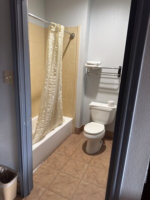 スタンダード ダブルルーム クイーンベッド 2 台 禁煙 | バスルーム | 浴槽、バスアメニティ (無料)、タオル、石鹸