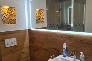 Dusche, Haartrockner, Handtücher, Seife