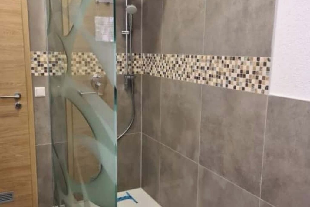 Dusche, kostenlose Toilettenartikel, Haartrockner, Hausschuhe