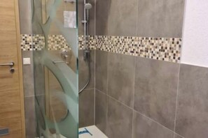 Chuveiro, produtos de toalete grátis, secador de cabelo, chinelos
