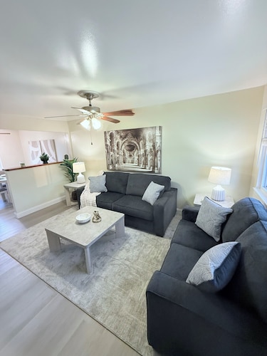 Comfortable 4BR Retreat Close to DTW, Hospitals & Expressways