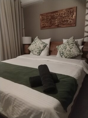 4 bedrooms, iron/ironing board, WiFi, bed sheets