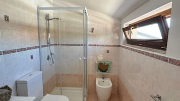 Regadera, secadora de cabello, bidet, toallas