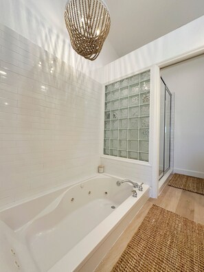 Bañera de hidromasaje, secador de pelo, bidé y toallas