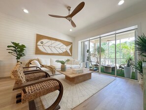 Älytelevisio, pöytätennispöytä, kirjoja