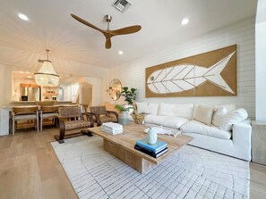 Älytelevisio, pöytätennispöytä, kirjoja