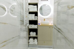 Shower, hair dryer, towels, soap - Sun House Madeira (Funchal)