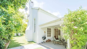 Outdoor dining - Waymaker Cottage - a charming self‑catering retreat in the heart of Franschhoek (Franschhoek)
