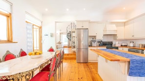 Dining - Waymaker Cottage - a charming self‑catering retreat in the heart of Franschhoek (Franschhoek)