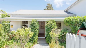 Exterior - Waymaker Cottage - a charming self‑catering retreat in the heart of Franschhoek (Franschhoek)