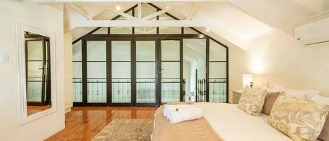 Tabla de planchar con plancha, wifi gratis y ropa de cama