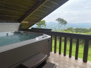 Outdoor spa tub - Family cabin in San Ramon de Alajuela, just minutes from the airport, Alajuela. (San Ramón)