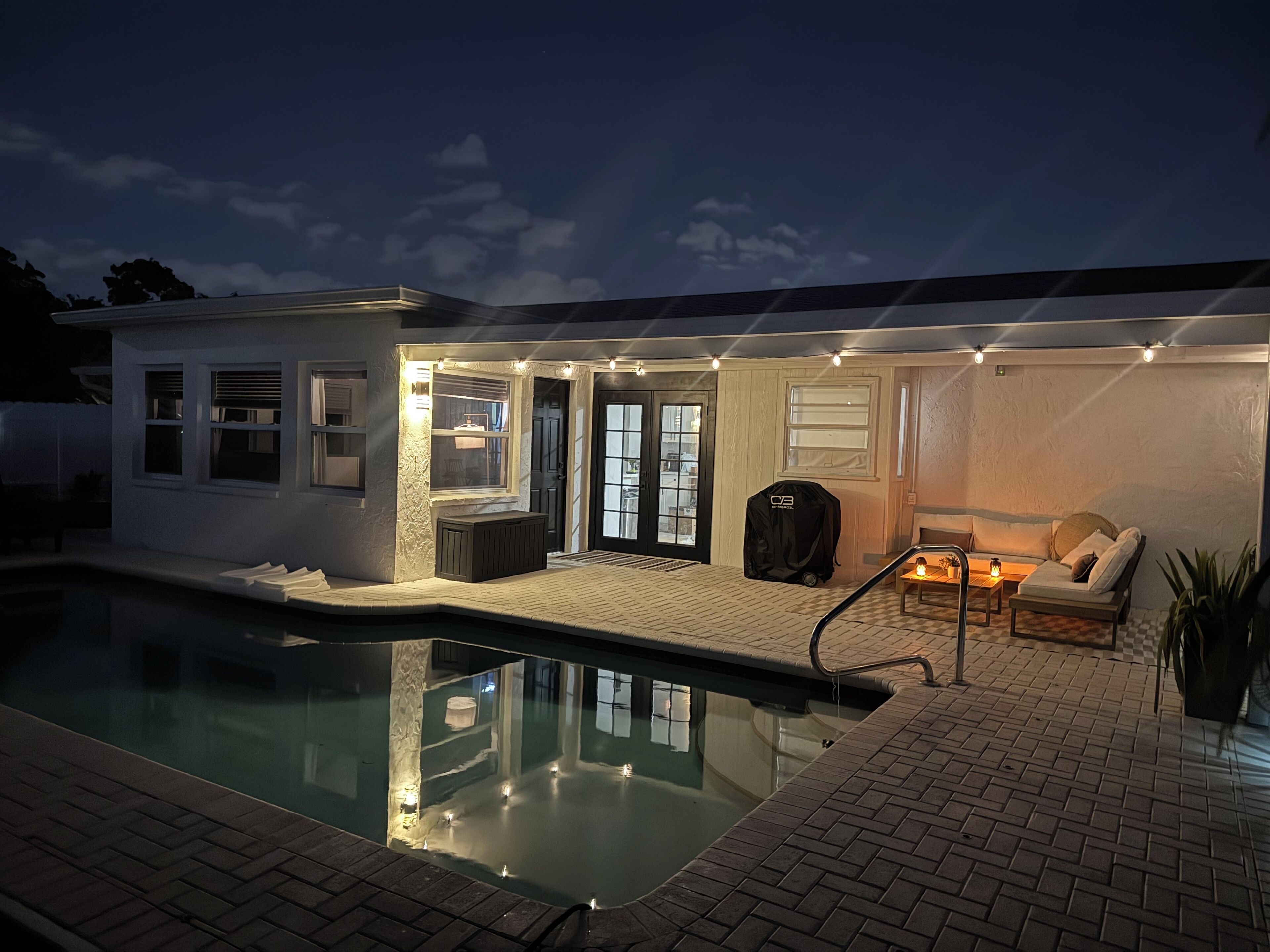 Utomhuspool och uppvärmd pool