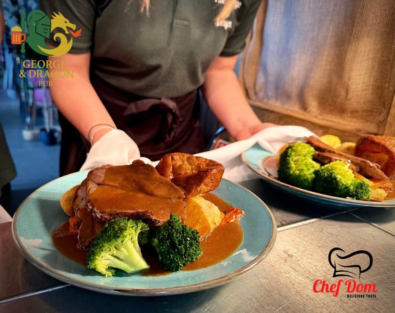 En tallerken mad med stegt oksekød, Yorkshire pudding og brun sovs.