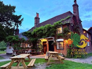 Exterior - The George & Dragon Pub - The Hayloft (Horsham)