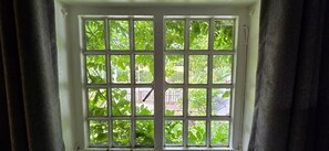 Interior - The George & Dragon Pub - The Apartment (Horsham)