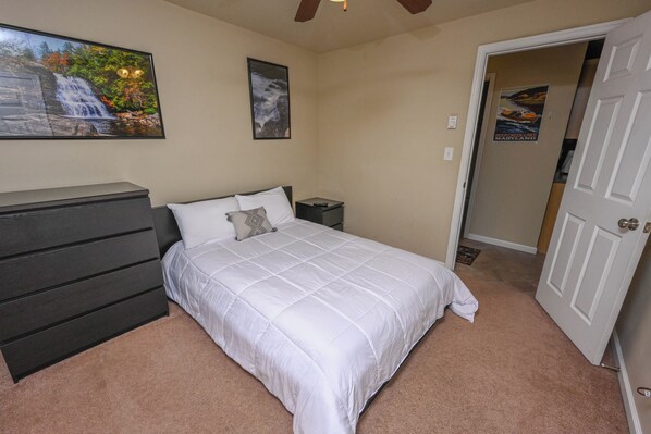 2 bedrooms, internet, bed sheets