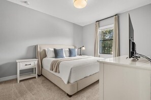 8 chambres, fer et planche à repasser, Wi-Fi, draps fournis