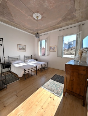 2 bedrooms, iron/ironing board, free WiFi, bed sheets