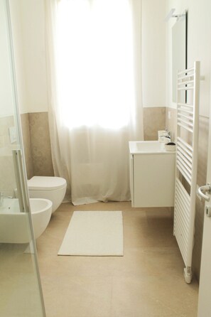 Dusche, Haartrockner, Bidet, Handtücher